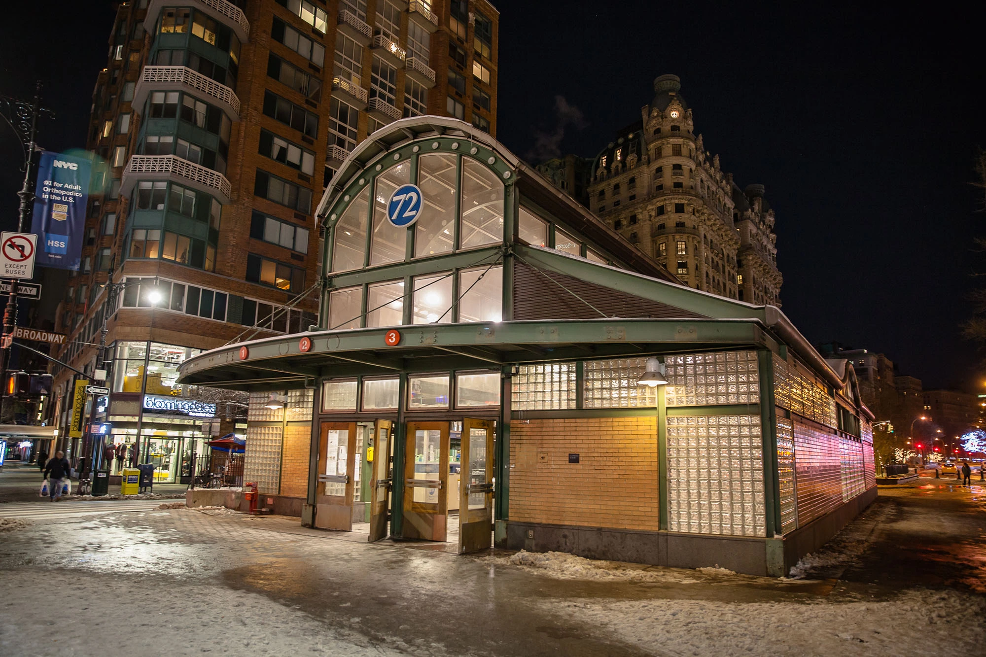 Swedish tourists robbed at NYC subway station on Christmas